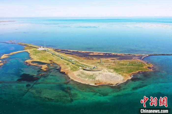 圖為無(wú)人機(jī)航拍青海湖?！≮w海梅 攝
