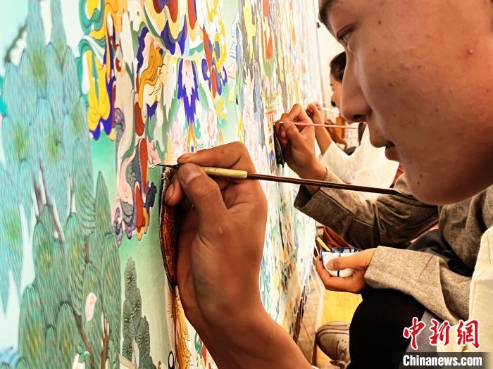 圖為畫師繪畫唐卡?！●R文莉 供圖