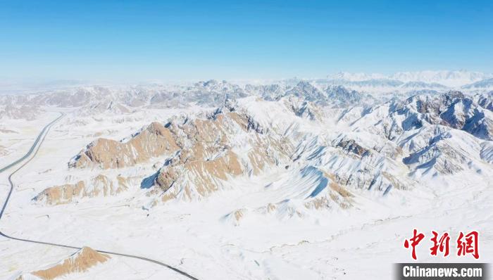 圖為無人機(jī)航拍高原雪景?！《继m縣融媒體中心供圖
