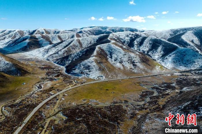 西成高鐵紅原2號隧道出口附近山頭已被雪覆蓋?！⒅铱?攝