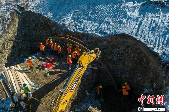 西成高鐵紅原2號隧道出口工人師傅正在進行導向墻、管棚施工作業(yè)?！⒅铱?攝