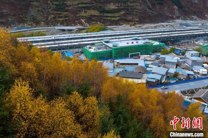 正在建設(shè)的成蘭鐵路松潘站?！⒅铱?攝