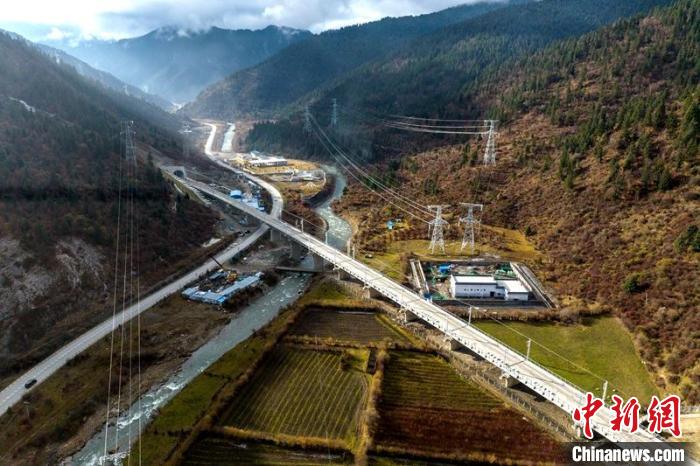 穿越山谷的成蘭鐵路川主寺至黃勝關(guān)段?！⒅铱?攝