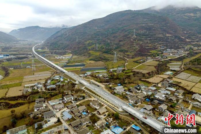 成蘭鐵路松潘右所屯岷江雙線(xiàn)特大橋?！⒅铱?攝