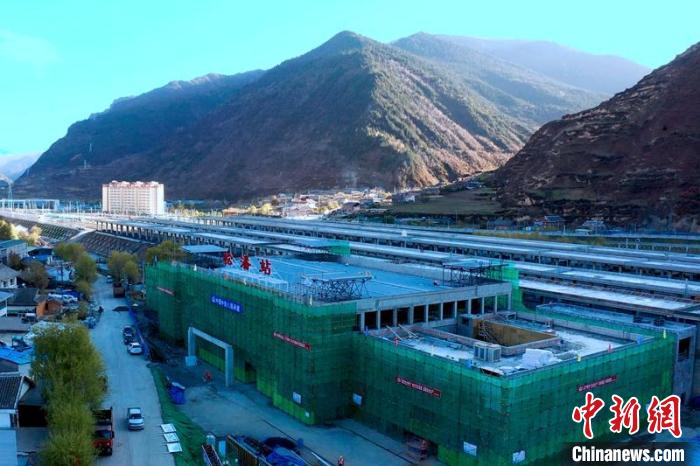 正在建設(shè)中的成蘭鐵路松潘站?！⒅铱?攝