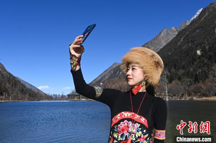 游人在畢棚溝景區(qū)拍照留念。　安源 攝