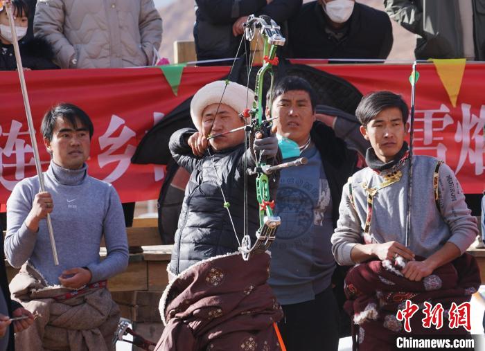 圖為藏族民眾比拼射箭技藝?！●R銘言 攝