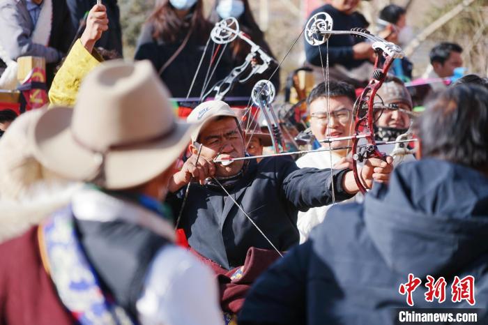圖為藏族民眾比拼射箭技藝?！●R銘言 攝