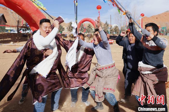 圖為藏族民眾跺腳歡呼慶祝弓箭手射中靶心?！●R銘言 攝
