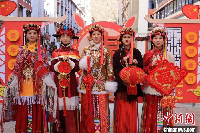 丹巴美女送祝福，迎新年。　李永安 攝