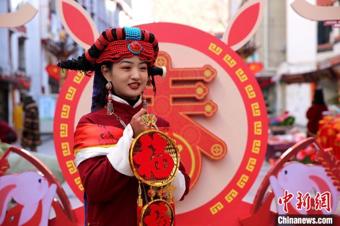 身著嘉絨藏族服飾的丹巴女孩送祝福。　吉靜 攝