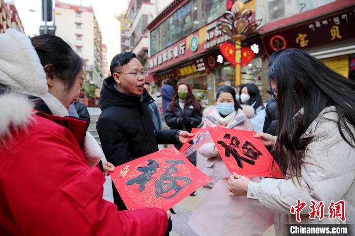 街頭市民收到送的“?！弊?。　李永安 攝