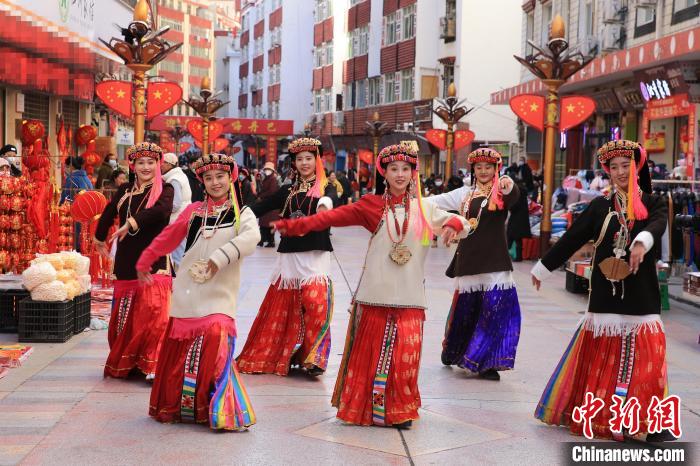 丹巴女孩在街頭跳起歡快歌舞迎接新年到來(lái)?！〖o 攝