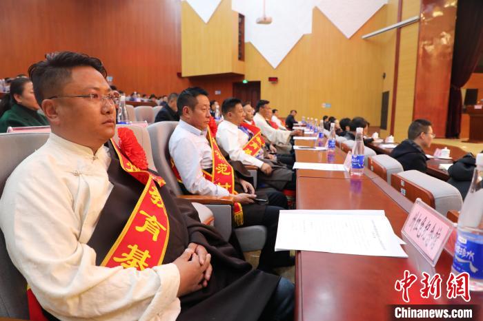 圖為玉樹州民族團(tuán)結(jié)進(jìn)步創(chuàng)建工作推進(jìn)會現(xiàn)場?！『F龍 攝