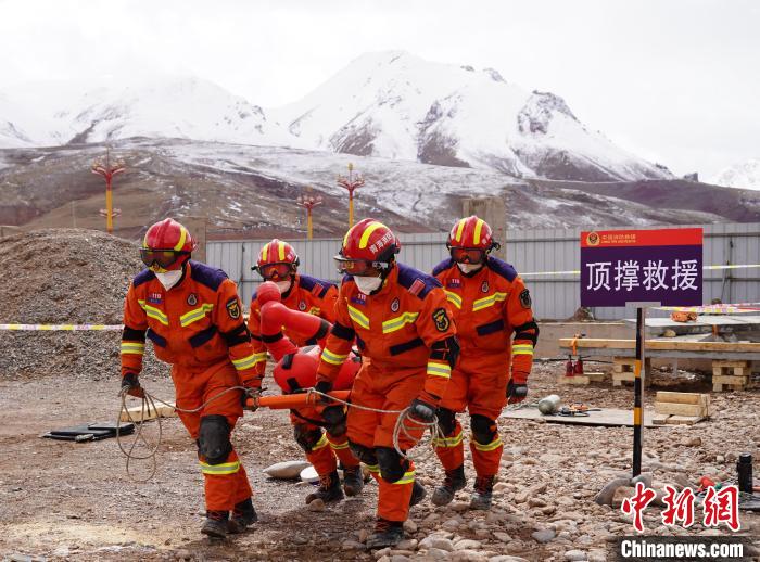 圖為地震實戰(zhàn)拉動現(xiàn)場，參演人員正在轉移受傷人員?！∮駱湎拦﹫D