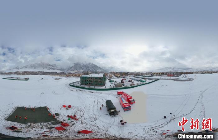 圖為地震實戰(zhàn)演練現(xiàn)場全景?！∮駱湎拦﹫D