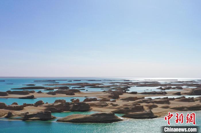 航拍青海大柴旦烏素特水上雅丹奇特景觀?！●R銘言 攝