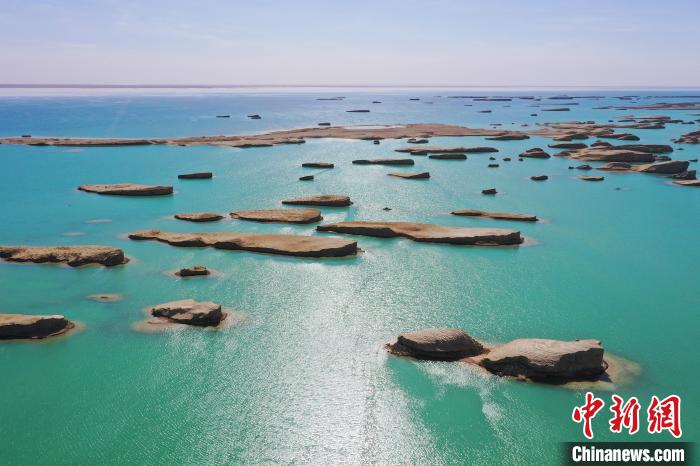 航拍青海大柴旦烏素特水上雅丹奇特景觀。　馬銘言 攝