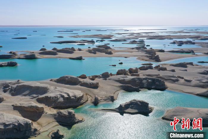 航拍青海大柴旦烏素特水上雅丹奇特景觀?！●R銘言 攝