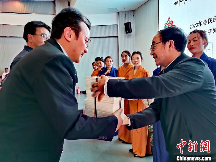 圖為贈送叢書。　張?zhí)砀?攝