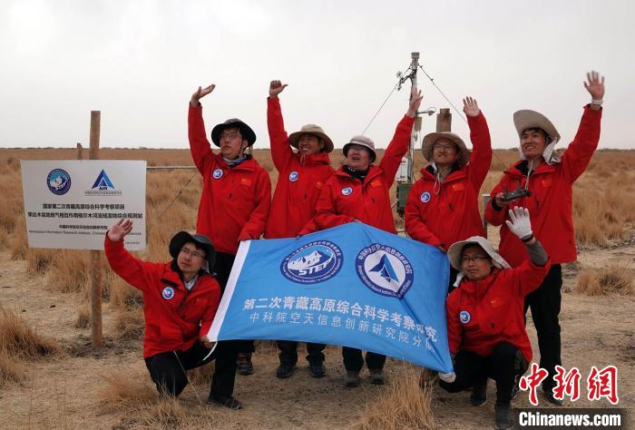 經(jīng)過不懈努力，格爾木濕地站終于建成，第二次青藏科考中科院空天院分隊(duì)向航拍無人機(jī)揮手合影。　<a target='_blank' href='/'><p  align=