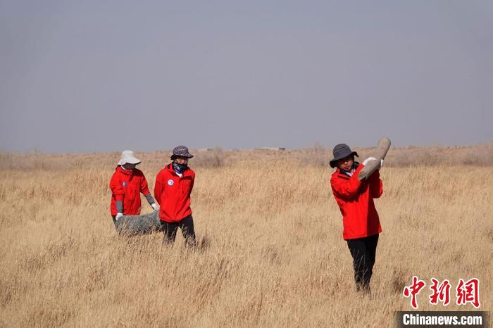 格爾木濕地站建設(shè)過程中，第二次青藏科考中科院空天院分隊(duì)隊(duì)員化身搬運(yùn)工，在高原上開展體力勞動(dòng)?！?lt;a target='_blank' href='/'><p  align=