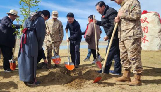 保護(hù)黃河干支流域生態(tài)，軍地共建“雙擁林”防護(hù)帶。四川省退役軍人事務(wù)廳供圖