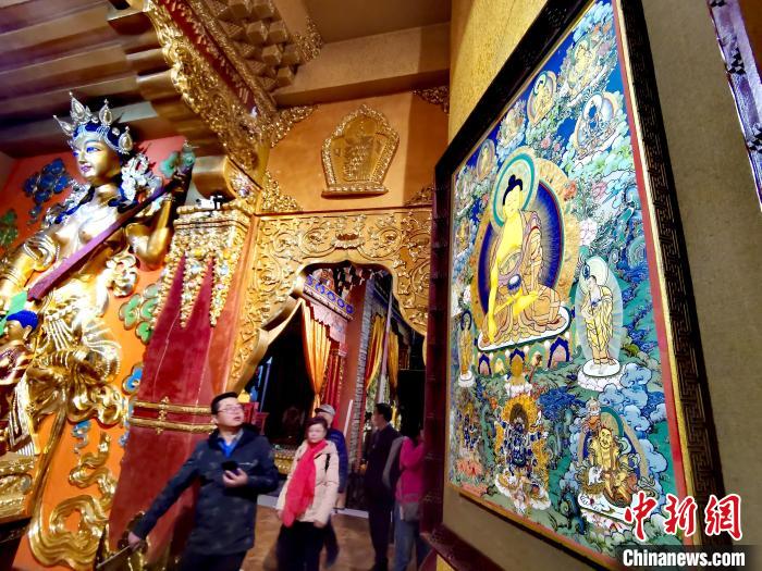 圖為仁俊畫(huà)院內(nèi)的唐卡?！?zhí)砀?攝