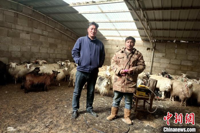 圖為華公太(左)走訪牧民生產(chǎn)生活情況?！〔彭?xiàng)什姐 攝