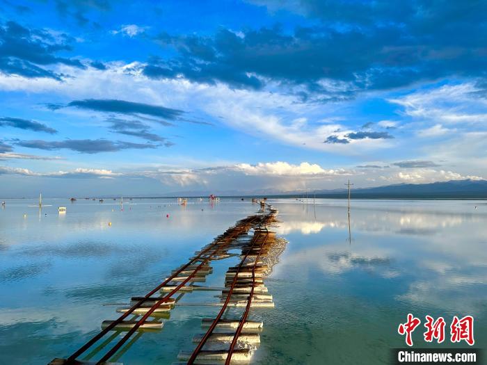 圖為茶卡鹽湖景區(qū)風(fēng)光?！⒀?攝
