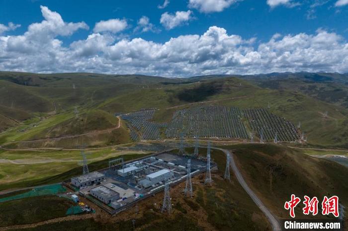 航拍建成投運的柯拉一期光伏電站升壓站?！⒅铱?攝
