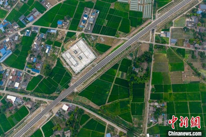 空中俯瞰綿竹牽引變電所和川青鐵路成黃段鐵路線?！⒅铱?攝