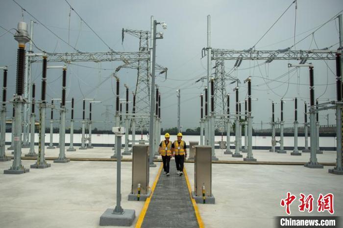 工作人員正在綿竹牽引變電所內(nèi)巡查設(shè)備受電運(yùn)行情況?！⒅铱?攝