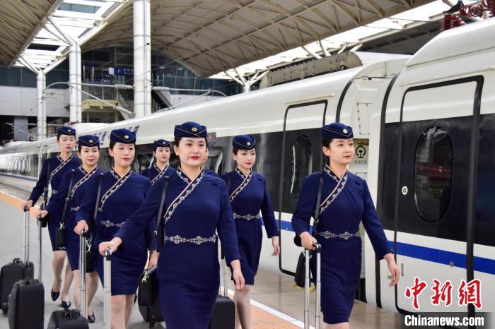 圖為青藏鐵路西格段“復(fù)興號”動車組乘務(wù)員新制服亮相?！|科力加 攝