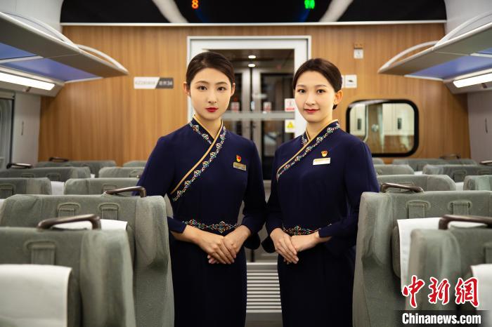 圖為整體色彩以“深藏青”為主調(diào)的西格段“復(fù)興號”動車組乘務(wù)員新制服?！±罾?攝