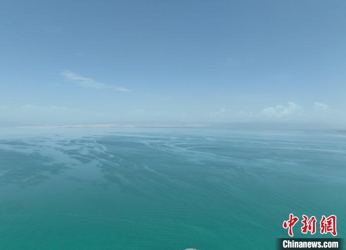 圖為航拍仲夏時(shí)節(jié)，青海湖水天一色?！∑钤鲚?攝