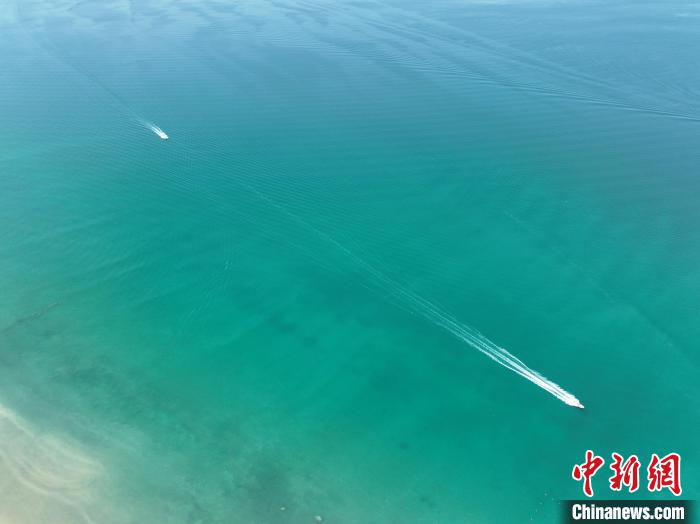 圖為航拍仲夏時(shí)節(jié)，青海湖湖水碧波蕩漾。　祁增蓓 攝