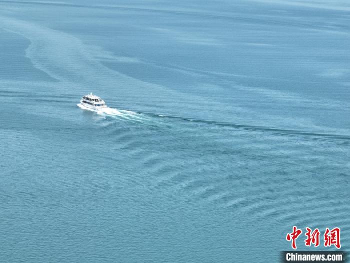 圖為航拍仲夏時(shí)節(jié)，青海湖湖水碧波蕩漾?！∑钤鲚?攝