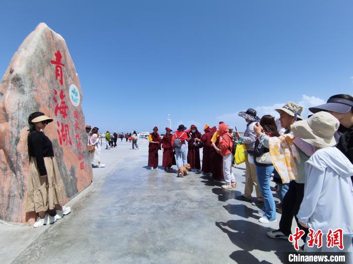 圖為航拍青海湖美景引游客拍照打卡。　祁增蓓 攝