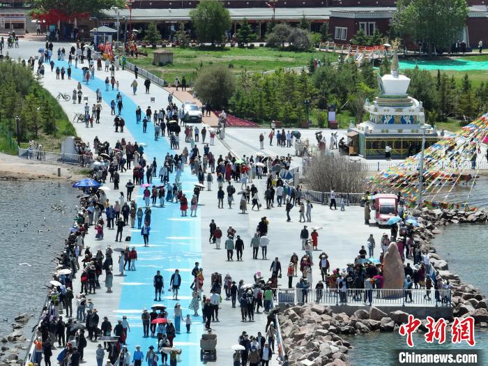 圖為航拍青海湖二郎劍景區(qū)游客眾多?！∑钤鲚?攝