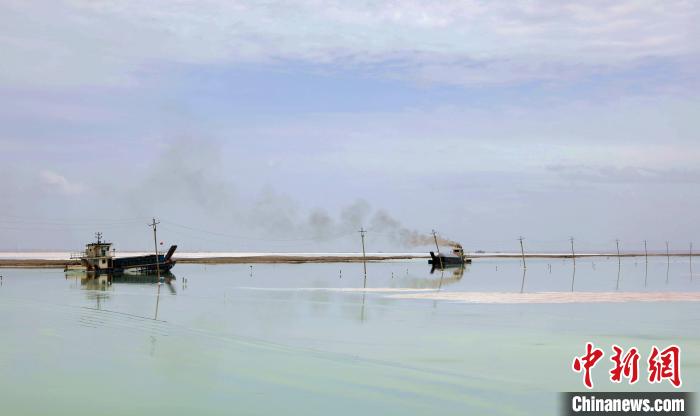 “天空之鏡”青海茶卡鹽湖：迎黃金旅游季，獨(dú)特景色引客來