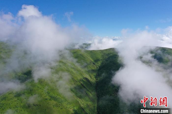 航拍賽來(lái)塘鎮(zhèn)山間云霧繚繞?！●R銘言 攝