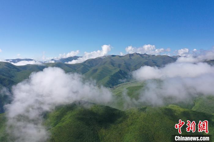 航拍賽來(lái)塘鎮(zhèn)山間云霧繚繞。　馬銘言 攝