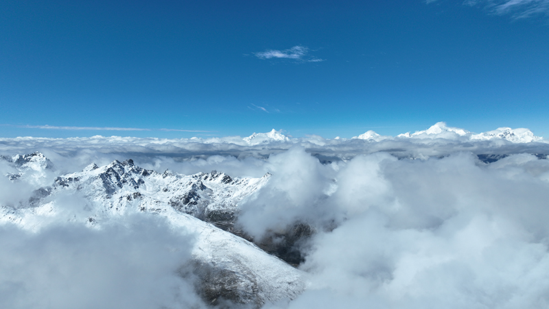 在白馬雪山遙望梅里雪山。德欽縣融媒體中心供圖