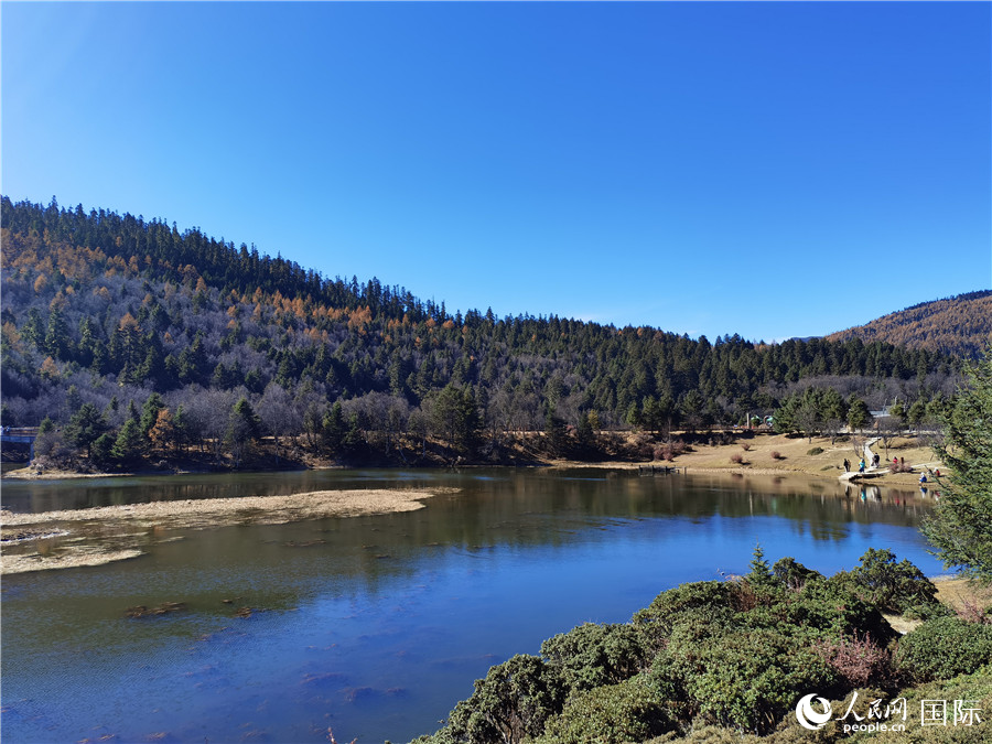 香格里拉國(guó)家公園景區(qū)內(nèi)，被譽(yù)為“高原仙子”的屬都湖吸引了眾多游客。人民網(wǎng)記者 杜明明攝