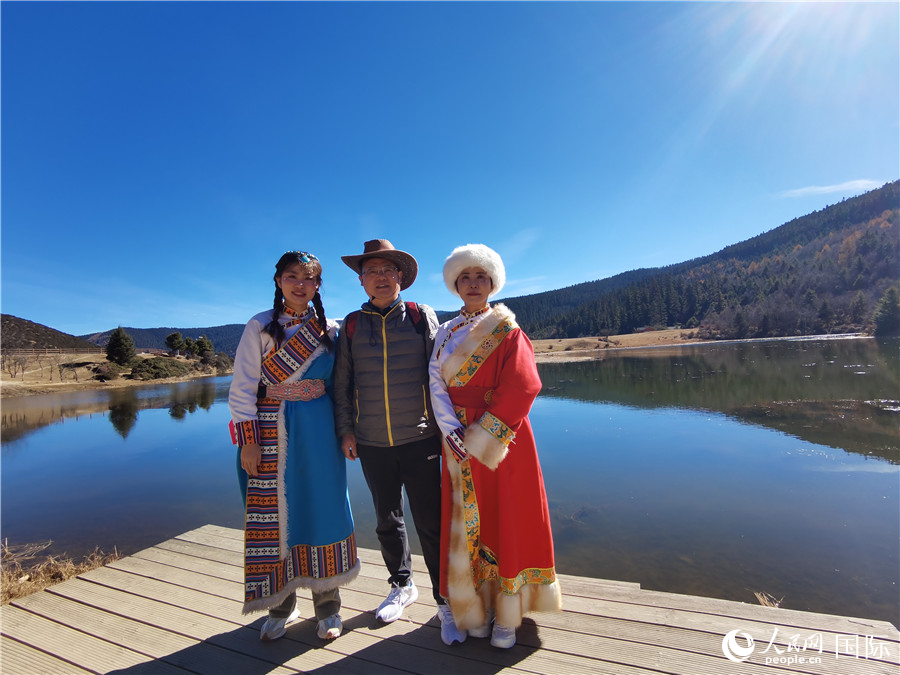 來自安徽合肥的一家三口在香格里拉國(guó)家公園景區(qū)內(nèi)拍照留念。人民網(wǎng)記者 杜明明攝