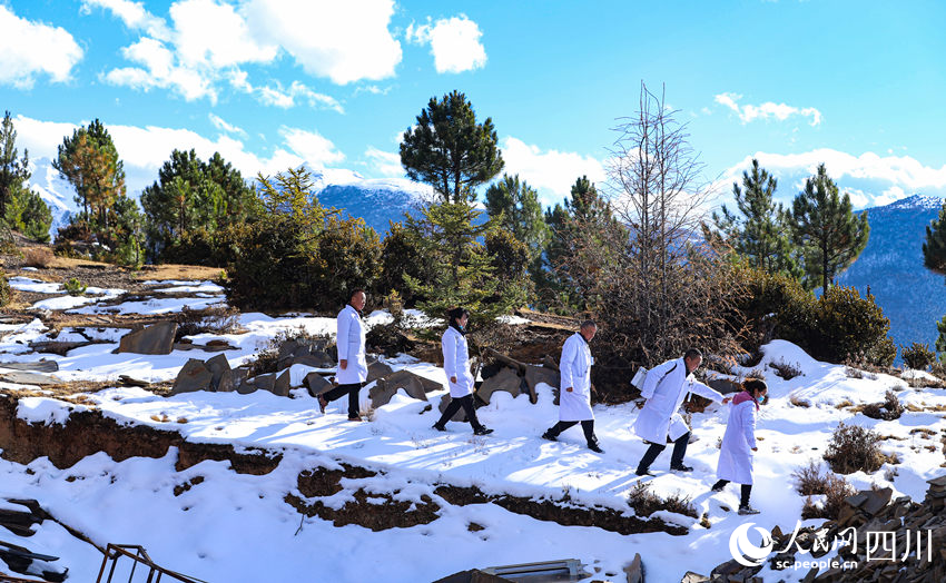 對口幫扶醫(yī)療小分隊行走在雪地里。劉學懿攝
