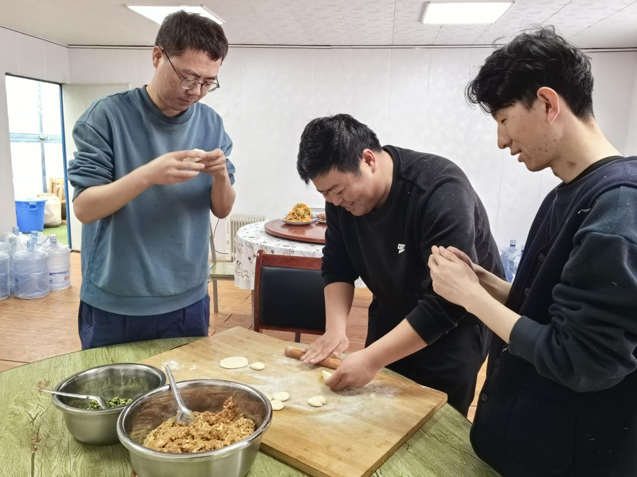 項(xiàng)目部里包餃子。王元明攝