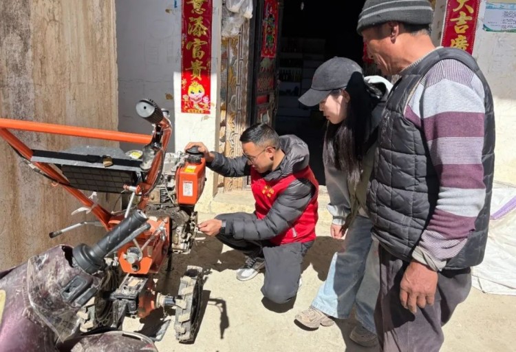 澤郎幫助村民檢查機(jī)械農(nóng)具。黑水縣融媒體中心供圖