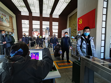 拉薩火車站工作人員對(duì)出站旅客進(jìn)行紅外線測(cè)溫。趙越拍攝.jpg